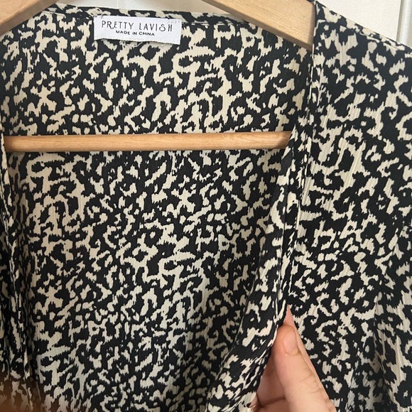 Pretty Lavish wrap midi dress with abstract print and ruffle detail ASOS brand - Picture 4 of 4